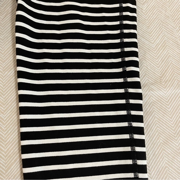 Athleta Leggings Stripes Black White Cropped Gently Worn Versatile Gym Size ST - Picture 8 of 8